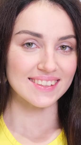 Портрет Красивої Брюнетки Білому Тлі Студії Вона Весело Сміється Щасливі — стокове відео