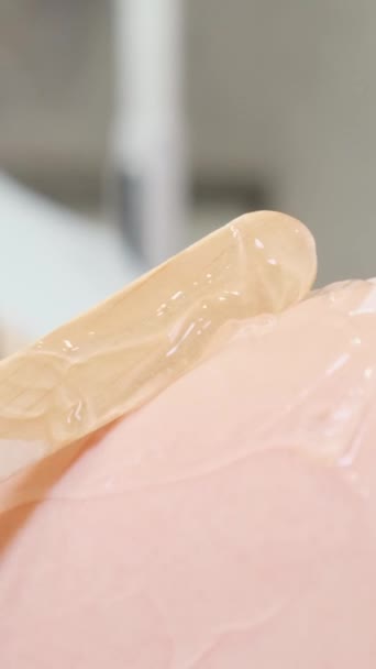 Cosmetologist Que Prepara Pele Mulher Para Tratamento Remoção Cabelo Laser — Vídeo de Stock