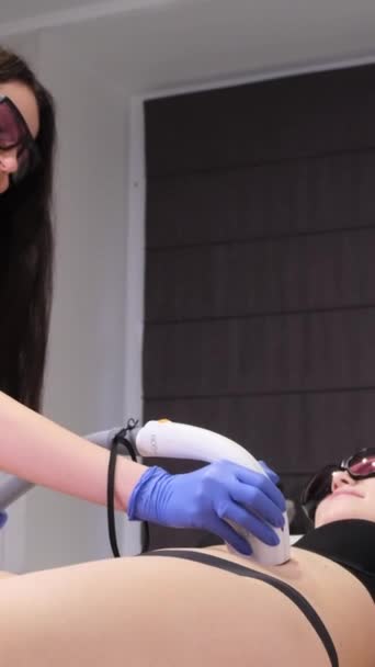 Haarverwijdering Specialist Uniform Met Behulp Van Laser Ontharing Apparatuur Mooie — Stockvideo