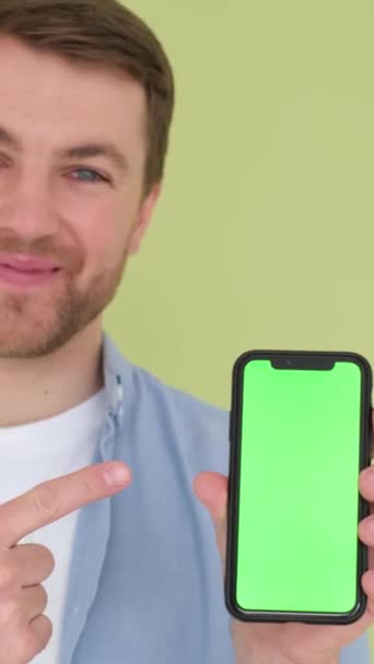 Portrait Jeune Homme Chemise Avec Smartphone Dans Les Mains Isolé — Video