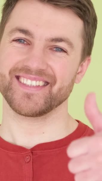 Позитивный Молодой Человек Улыбающийся Камеру Показывающий Большие Пальцы Желтом Фоне — стоковое видео