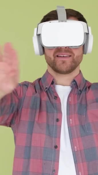 一个戴着虚拟现实耳机的男人手放在黄色背景上工作 未来的技术 垂直录像 — 图库视频影像