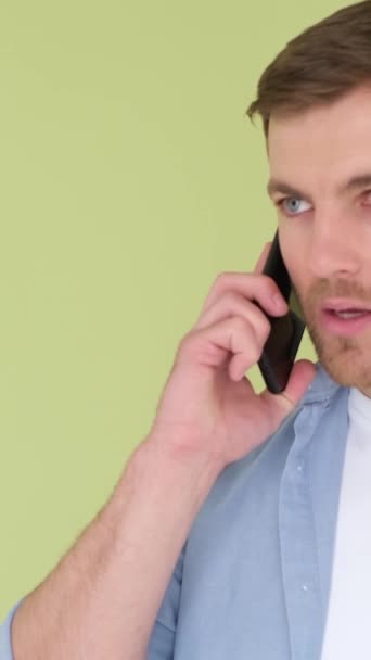 Hombre Agresivo Hablando Teléfono Inteligente Gritando Disgustado Aislado Fondo Estudio — Vídeos de Stock