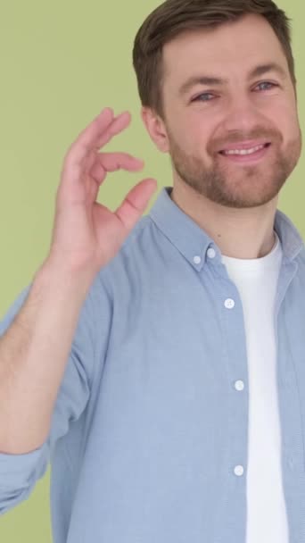 Knappe Jongeman Met Spijkerhemd Olijfkleurige Achtergrond Glimlachend Met Hand Vingers — Stockvideo