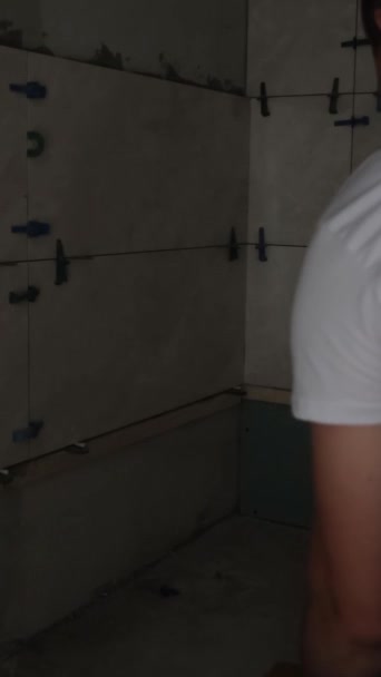 Een Professionele Meester Legt Keramische Tegels Badkamer Met Behulp Van — Stockvideo