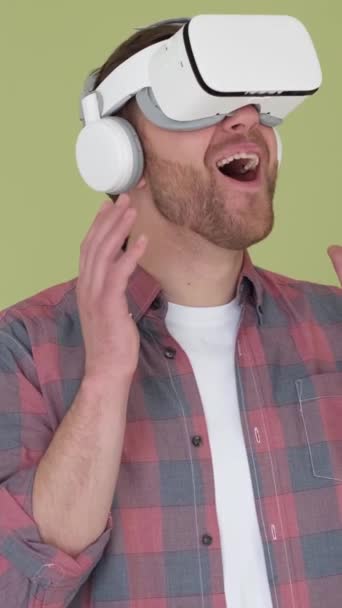 Έκπληκτος Άνθρωπος Εικονική Πραγματικότητα Ακουστικά Κίτρινο Φόντο Στο Στούντιο Χρήση — Αρχείο Βίντεο