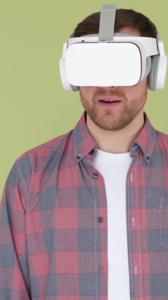一个在虚拟现实耳机里惊讶的家伙被他看到的东西惊呆了 使用带有3D眼镜的人工智能技术 垂直录像 — 图库视频影像