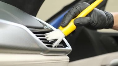 Arabanın içini temizliyorduk. Bir işçi elektrikli süpürgeyle kirli su toplar. Araba kuru temizleme. Dikey video
