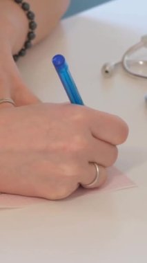 Bir kardiyolog fiziksel muayene yapacak ve elektrokardiyogram, göğüs röntgeni, ekokardiyogram, kan testleri, dikey video gibi çeşitli testler isteyebilir.