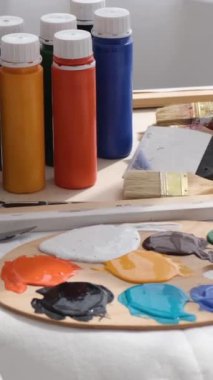 Stüdyoda bir resim yaratmak için sanatçılar aletler. Şövaleye resim çizmek, bir sanatçının eseri. Dikey video