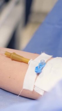 Ameliyat sırasında cerrah neşter, kıskaç, dikiş ve diğer özel aletler gibi çeşitli alet ve teknikler kullanır. Operasyonun gerçek süreci. Dikey video