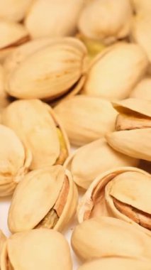 Pistachios yavaş çekimde düşer, A, B1, B2, B3, E vitaminleri bakımından zengindir bağışıklık sisteminin korunması için önemli vitaminlerdir. Dikey video