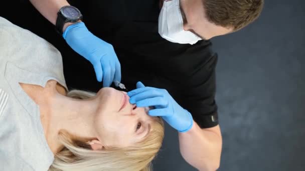 Inyecciones Ácido Hialurónico Para Procedimiento Rejuvenecimiento Facial Para Una Mujer — Vídeo de stock
