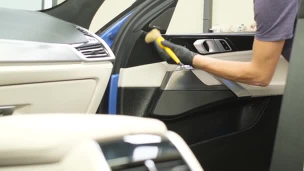 一个人干洗汽车内部 吸尘汽车内部 汽车干洗 垂直录像 — 图库视频影像