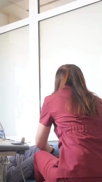 Kobieta Lekarz Wykonuje Usg Nóg Pacjentów Nowoczesnej Klinice Żylaki Osób — Wideo stockowe