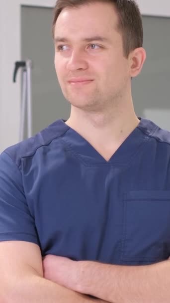 Närbild Porträtt Positiv Man Läkare Estetisk Medicin Klinik Klädd Blå — Stockvideo