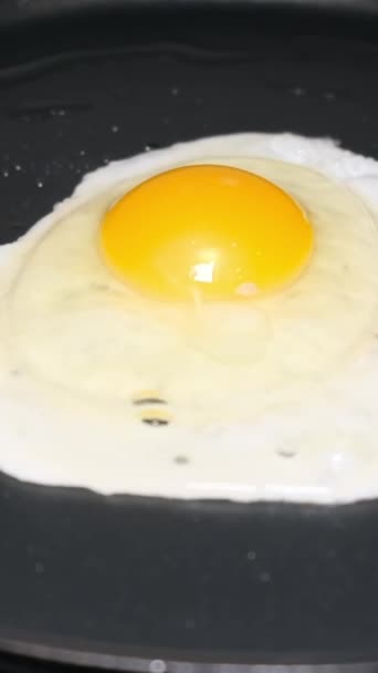 Siyah Tavada Tavuk Yumurtası Lezzetli Sağlıklı Protein Yiyeceği Dikey Video — Stok video