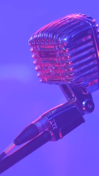 Karaoke Klub Profesionální Hlasový Mikrofon Mikrofonu Stojí Pódiu Svislé Video — Stock video