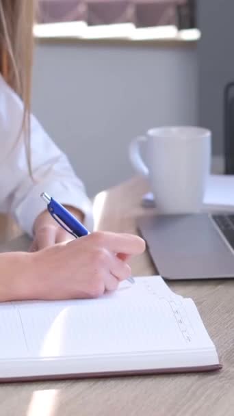Una Mujer Gerente Oficina Escribe Plan Negocios Cuaderno Mujer Trabajo — Vídeos de Stock