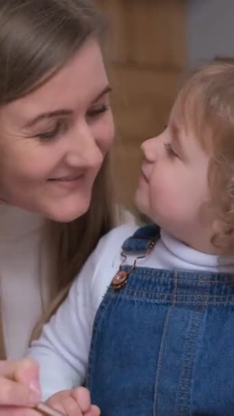Egy Bájos Kislány Gyönyörű Fiatal Anyja Rajzol Egy Albumot Színes — Stock videók