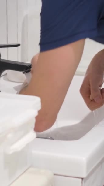 Kirurgen Tvättar Händerna Med Tvål När Han Förbereder Sig För — Stockvideo