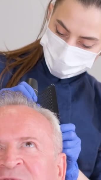 Pria Senior Sedang Diperiksa Oleh Seorang Trichologist Konsep Perawatan Rambut — Stok Video