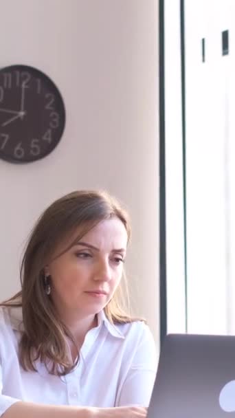 Ofiste Çalışan Genç Bayan Ofis Müdürü Ofiste Çalışan Kadın Dizüstü — Stok video