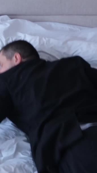 Egy Nagyon Fáradt Öltönyös Fiatalember Ráesik Egy Fehér Ágyra Pihenj — Stock videók