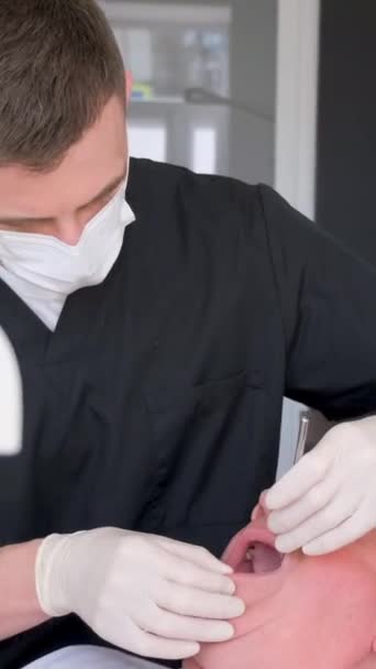 Zubař Instaluje Moderní Zubní Implantáty Staršího Muže Zubní Ošetření Stáří — Stock video