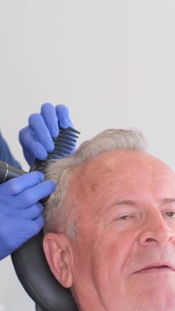 Homme Âgé Est Examiné Par Trichologue Problème Perte Cheveux Dans — Video