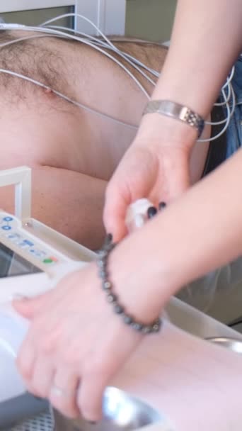 Cardiólogo Realiza Electrocardiograma Para Detectar Cualquier Anomalía Actividad Eléctrica Del — Vídeos de Stock
