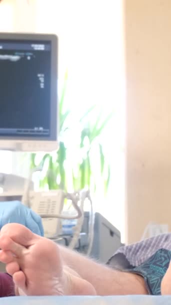 静脉血管外科诊所手术室里的一位女医生 老年人静脉曲张 垂直录像 — 图库视频影像