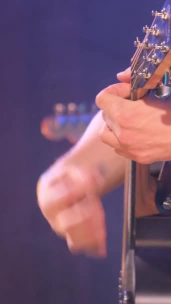 Guitarrista Jazz Músico Tocando Guitarra Acústica Clube Noturno Homem Usa — Vídeo de Stock