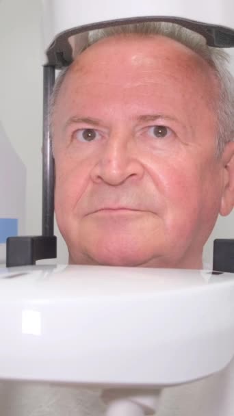 Läkaren Röntgar Huvudet Äldre Person Förberedelser För Plastikkirurgi Ansiktet Vertikal — Stockvideo