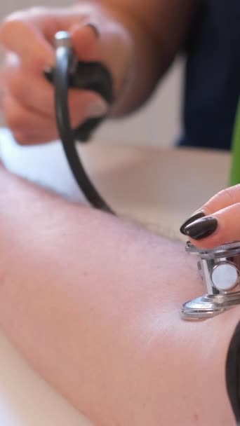 Ein Kardiologe Misst Den Blutdruck Eines Patienten Gesundheitliche Probleme Alter — Stockvideo