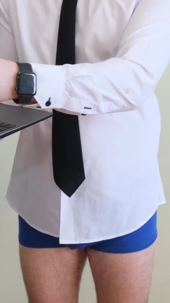 Мужчина Нижнем Белье Деловой Рубашке Держит Ноутбук Стоя Белом Фоне — стоковое видео