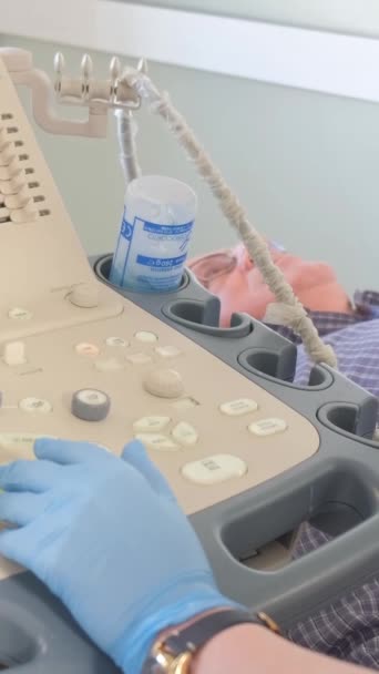 Bir Doktor Klinikte Yaşlı Bir Hastanın Bacak Eklemlerinin Ultrasonunu Yapar — Stok video