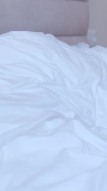 Ένας Πολύ Κουρασμένος Εξουθενωμένος Νεαρός Κοστούμι Πέφτει Πάνω Λευκό Κρεβάτι — Αρχείο Βίντεο