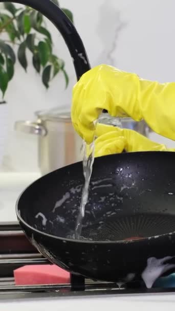 Μια Γυναίκα Κίτρινα Γάντια Πλένει Ένα Τηγάνι Μια Σύγχρονη Λευκή — Αρχείο Βίντεο
