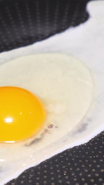Sıcak Siyah Tavada Omlet Sabahleyin Sağlıklı Bir Kahvaltı Hazırlıyorum Dikey — Stok video
