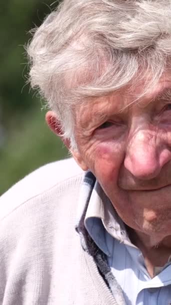 Ένας Πολύ Γέρος Κουρασμένος Γκρίζος Άντρας Κοιτάζει Την Κάμερα Πανούργα — Αρχείο Βίντεο