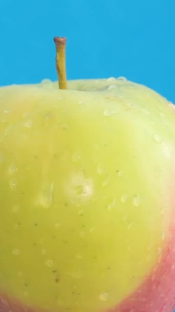 Nahaufnahme Eines Frischen Nassen Apfels Auf Hellblauem Hintergrund Ein Vergrößertes — Stockvideo
