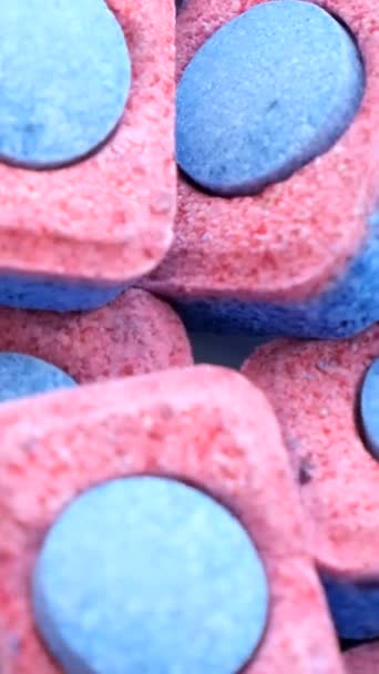 Хаотичная Куча Химических Цветных Гранул Мытья Посуды Средства Мытья Посуды — стоковое видео