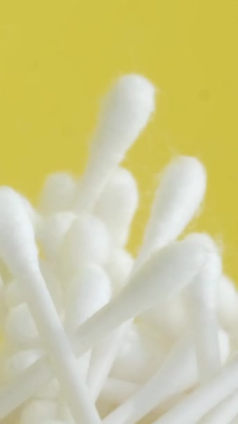Grupo Orejas Blancas Pega Sobre Fondo Amarillo Brillante Girando Círculo — Vídeos de Stock
