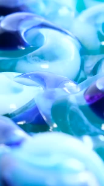 Cápsulas Para Lavar Color Azul Girando Círculo Medios Químicos Para — Vídeo de stock