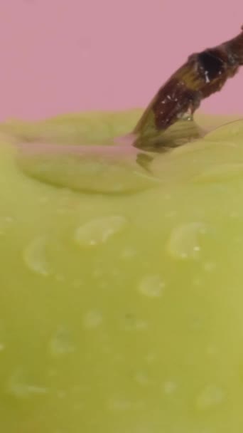 Zoomed Image Spinning Green Apple Water Drops Flowing Macro Video — Stock Video