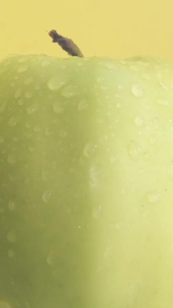 Ein Großartiges Video Eines Grünen Apfels Auf Gelbem Hintergrund Der — Stockvideo