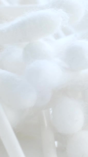 Rozmyty Film Pączkami Bawełnianymi Kręcącymi Się Kółko Produkty Higieniczne Uszu — Wideo stockowe