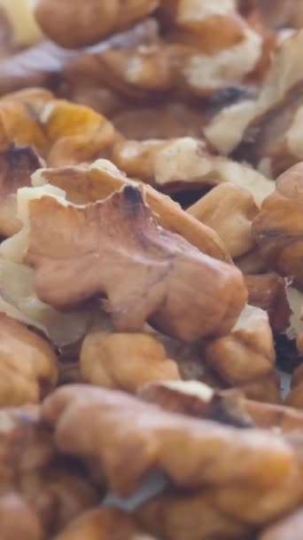 Podnose Otáčí Hromada Zralých Hnědých Ořechů Užitečné Superjídlo Vitamíny Mozku — Stock video