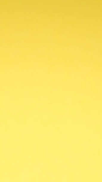 피스타치오 너트는 노란색 배경에 떨어지며 체계를 보호하는 중요한 비타민 풍부합니다 — 비디오